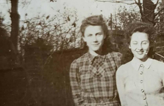 Dvě dívky u cihlové zídky – fotografie, uchovaná v památníčku. Zdroj: archiv Františka Trosta